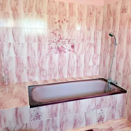Semi-detached House, Σπίτι διακοπών *